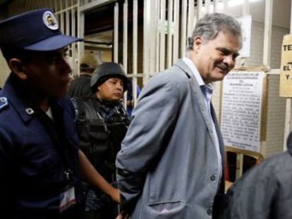 El expresidente guatemalteco Álvaro Colom y otros exmiembros de su Gobierno también han sido arrestados por malversación de fondos