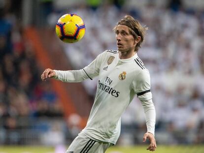 Modric observa el balón durante el partido contra la Real.