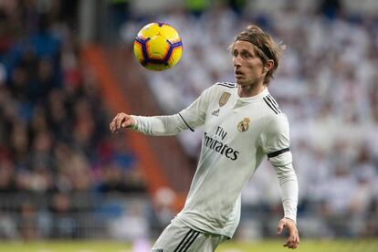 Modric observa el balón durante el partido contra la Real.