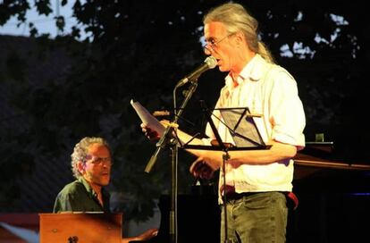 Pascal Comelade i Enric Casasses en la inauguració del Poesia i +.