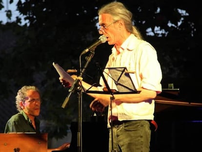 Pascal Comelade i Enric Casasses en la inauguració del Poesia i +.