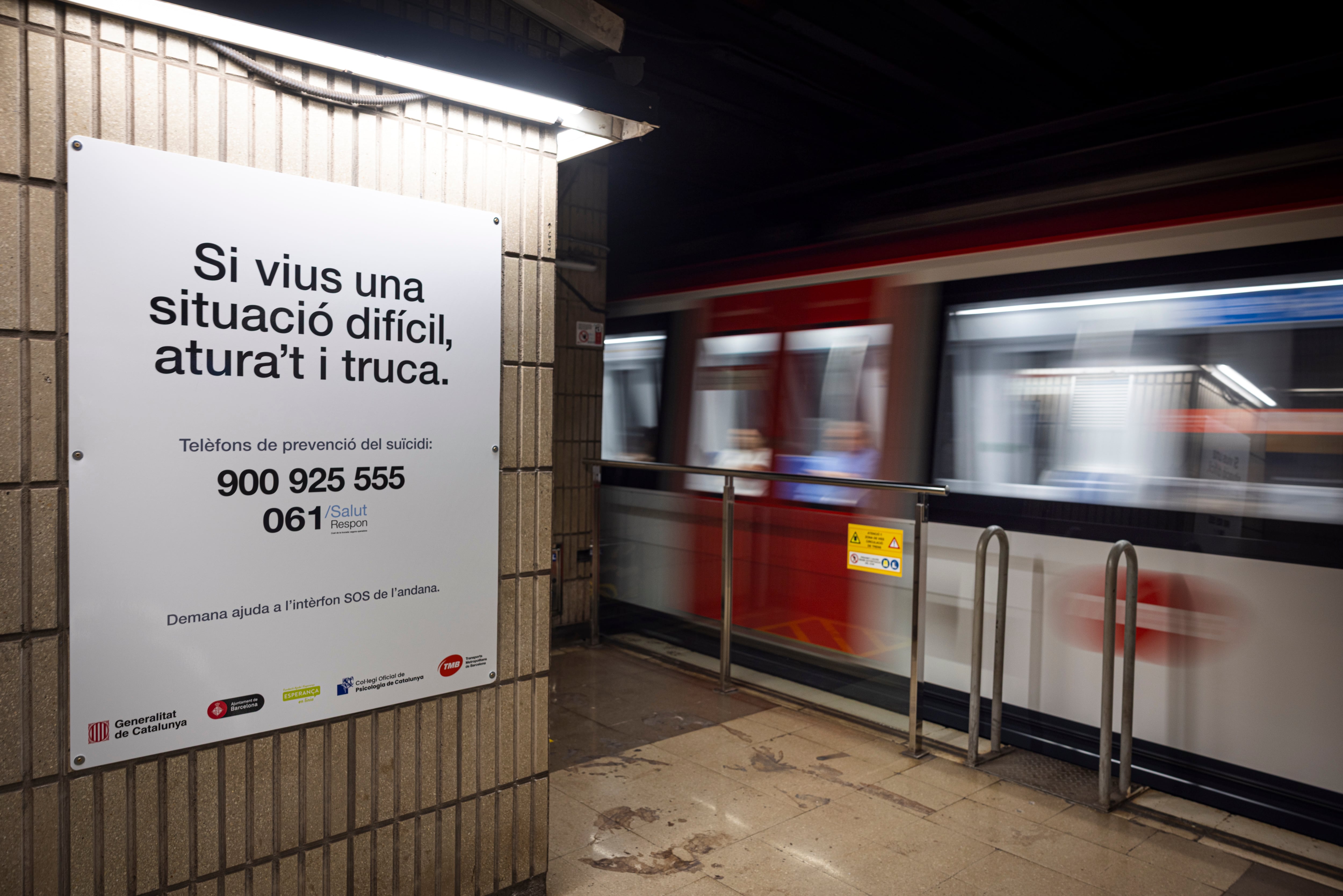 Cartel de prevencion suicidios en el andén de la estación de metro Verdaguer de Barcelona.