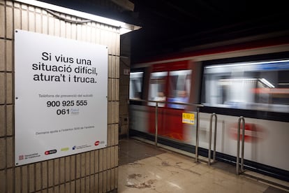 Cartel en el andén de la estación de metro Verdaguer.