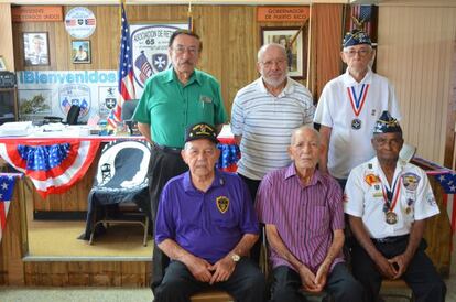 Los veteranos Rafael Gómez, Javier Morales, Miguel Piñeiro (arriba, izquierda a derecha), Rafael Ríos, Juan Reyes Báez y Federico Simmons (abajo, izquierda a derecha), en la sede de la Asociación de Retirados del 65 de Infantería en San Juan.