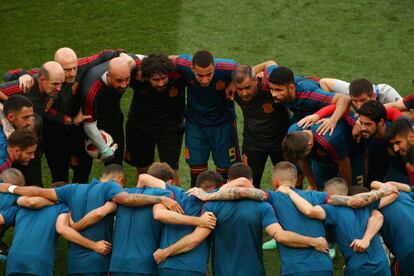Los jugadores de España forman un corro antes del inicio del encuentro.