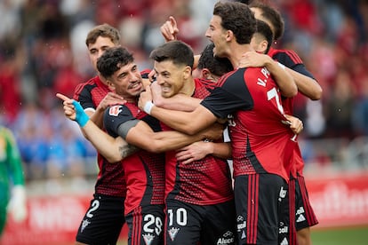 Los jugadores del Mirandés celebran el gol.
