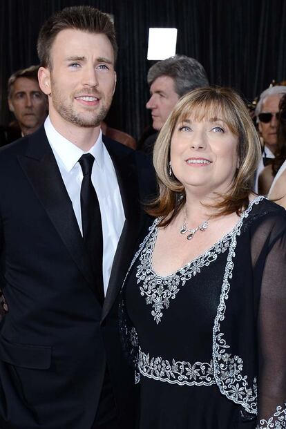 La madre de Chris Evans también se cuela en la lista de 'horrores' con un modelito totalmente pasado.