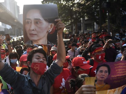 Un grupo de activistas de Myanmar sostiene el retrato de Aung San Suu Kyi, durante una protesta frente a la embaja de Myanmar de Bangkok (Tailandia).