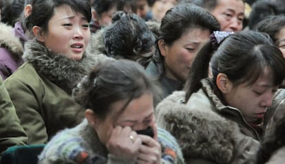 Los residentes de la capital norcoreana Pyongyang reciben la noticia de la muerte del 'querido líder'.