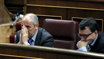 Josu Erkoreka y otros diputados se llevan las manos a la cara durante la intervención de Mariano Rajoy.