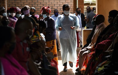 Varios pacientes esperan a recibir la vacuna contra la covid-19 en el ambulatorio de Ndirande de Blantyre, en Malawi, el 29 de marzo de 2021.