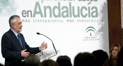 Jos&eacute; Gri&ntilde;&aacute;n y Susana D&iacute;az, en la inauguraci&oacute;n de las jornadas sobre transparencia.