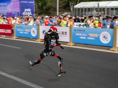Los robots humanoides baten récords en la media maratón de Pekín ante 12.000 corredores, en imágenes