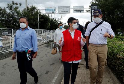 La ministra de Asuntos Exteriores de España, Arancha González Laya, conversa con el director de Migración Colombia, Juan Francisco Espinosa (a la derecha), mientras recorre el Puente Internacional Simón Bolívar, fronterizo con Venezuela, en Cúcuta (Colombia).