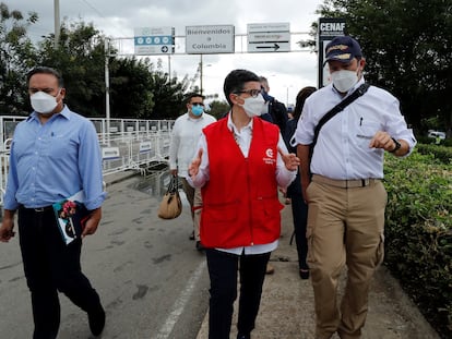La ministra de Asuntos Exteriores de España, Arancha González Laya, conversa con el director de Migración Colombia, Juan Francisco Espinosa (a la derecha), mientras recorre el Puente Internacional Simón Bolívar, fronterizo con Venezuela, en Cúcuta (Colombia).
