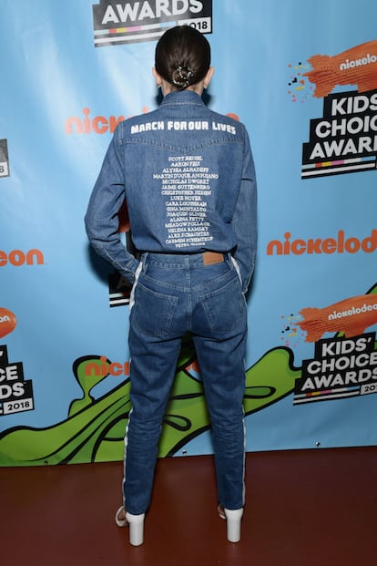 Para la cita apareció con un conjunto vaquero de Calvin Klein en cuya parte trasera aparecía el nombre de las 17 víctimas de tiroteo de Parkland, en Florida. Sobre los nombres de los jóvenes fallecidos se podía leer el lema de la iniciativa de apoyo creada en aquel momento: "Marcha por nuestras vidas".