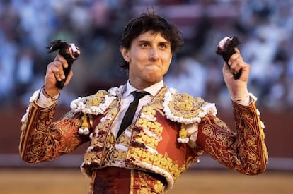 El diestro Roca Rey, este viernes, con las dos orejas que cortó en su segundo toro en La Maestranza de Sevilla.