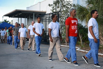 Migrantes cubanos abordan un camión para ser llevados a una aduana, en Marathon (Florida), en enero de 2023.