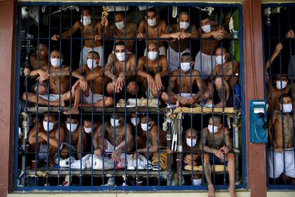 Un grupo de presos de las pandillas MS-13 y Barrio 18, dentro de una celda en la cárcel de Quezaltepeque, El Salvador. El Gobierno mezcló las poblaciones carcelarias, a pesar de la enemistad de ambas pandillas. 4 de septiembre de 2020.