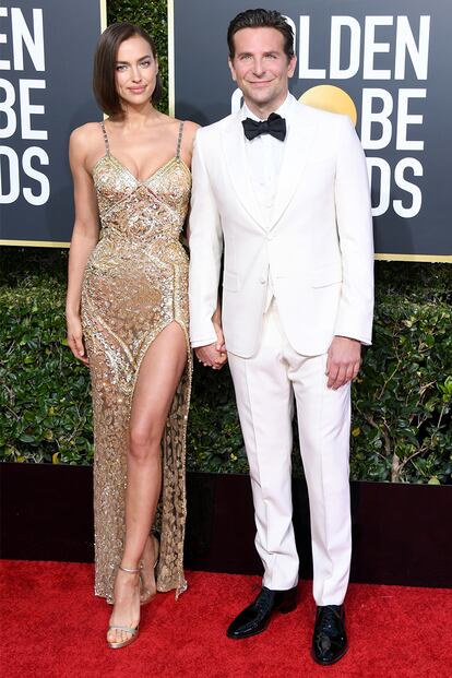 La modelo Irina Shayk acompañó a su marido Bradley Cooper en su gran noche sobre la alfombra roja: su debut en la dirección, Ha nacido una estrella, está nominada como mejor película y él como mejor actor. Ella eligió el dorado de Atelier Versace y él lo apostó todo al blanco de Gucci.