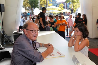 Una niña aguardaba a que Francisco Ibáñez le firme un tebeo de Rompetechos en el Festival de la Risa de Bilbao en 2011.