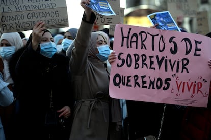 Vecinas de Cañada Real con pancartas reivindicativas durante una manifestación ante la sede del Gobierno regional.