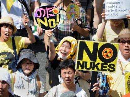 Participantes en la protesta antinuclear de Tokio.