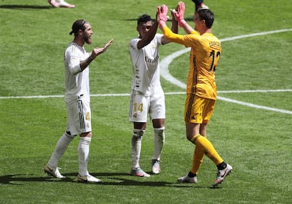 Courtois (d), Casemiro (c) y Ramos celebran la victoria en San Mamés.