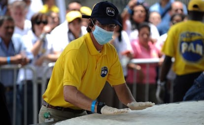 El presidente de Polar, Lorenzo Mendoza, ayuda a preparar una arepa gigante en un acto celebrado en Caracas en 2011. 