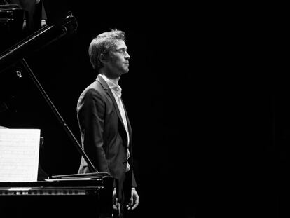 El tenor francés Benjamin Alunni, tras la presentación de su disco 'Confluences' en el teatro del Athenée-Louis Jouvet de París.