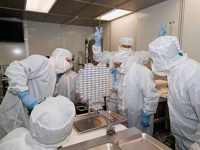 Expertos de la NASA echan en 2006 el primer vistazo a la raqueta rellena de aerogel con las muestras del cometa Wild 2.