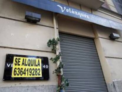 Locales cerrados con el cartel de alquiler en la calle Velázquez de Madrid. EFE/Archivo