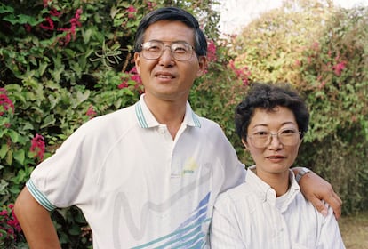 Alberto Fujimori, candidato presidencial, con su esposa Susana Higuchi, en abril de 1990.