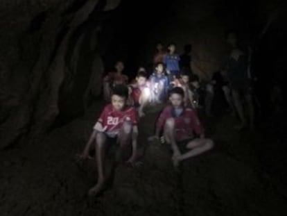 Las lluvias del Monzón les sorprendieron hace 10 días mientras visitaban la gruta, de 10 kilómetros de longitud y con zonas inundadas y taponadas por el barro