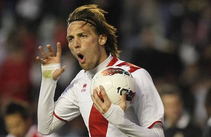 Michu celebra un tanto con la camiseta del Rayo Vallecano, equipo en el que jugó antes de marcharse a la Premier League en la temporada 2011-2012.