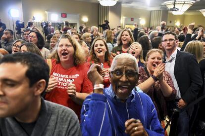 Partidarios de la candidata demócrata Jennifer Wexton celebran los resultados en Dulles, Virginia, el 6 de noviembre de 2018.