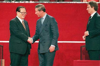 El príncipe Carlos y el presidente chino, Jiang Zemin, se saludan ante Tony Blair en Hong Kong en 1997.