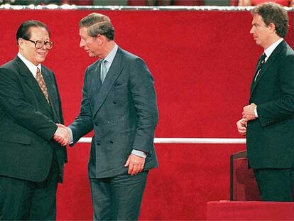 El príncipe Carlos y el presidente chino, Jiang Zemin, se saludan ante Tony Blair en Hong Kong en 1997.