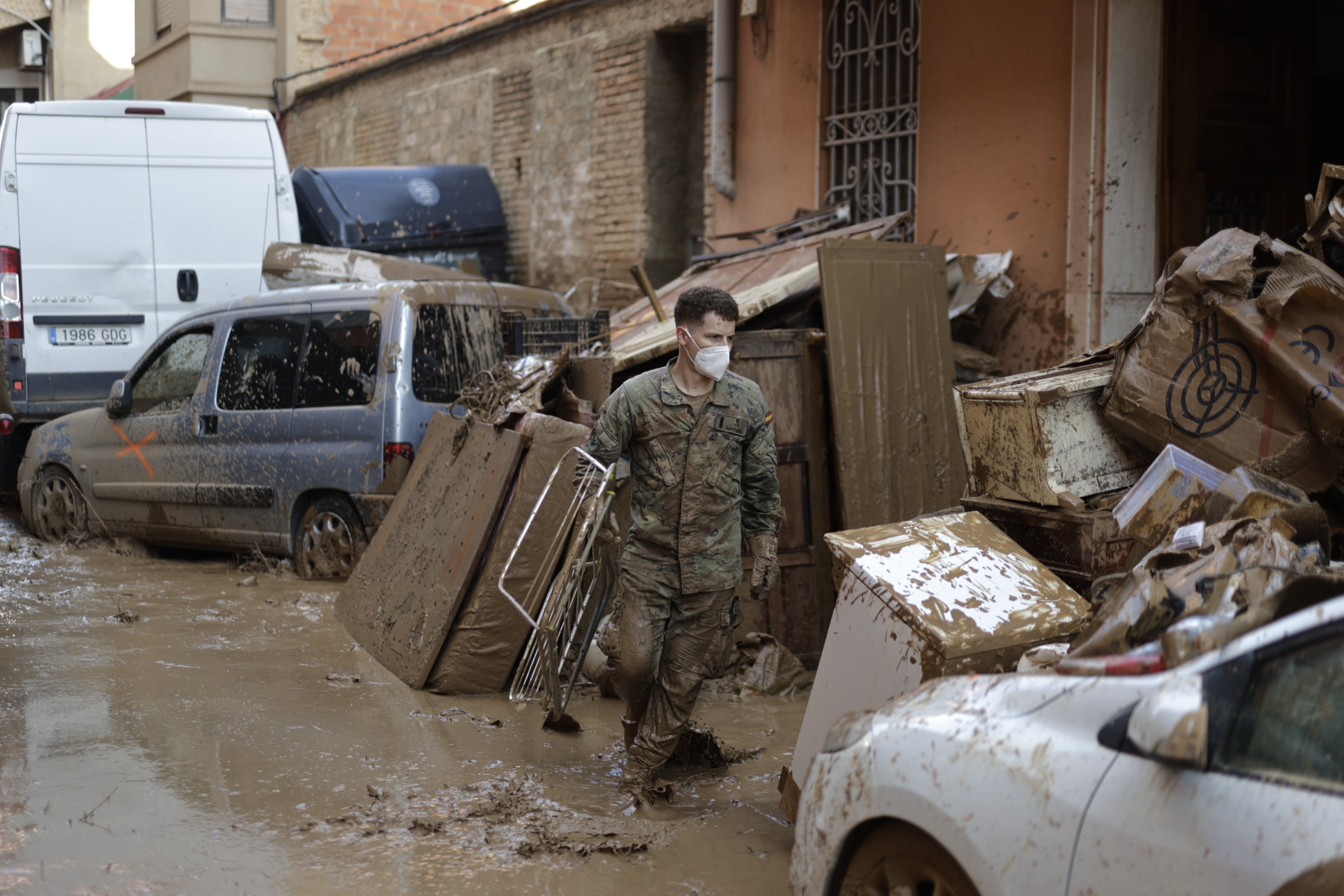 Un militar trabaja en las labores de limpieza, este sábado en Catarroja (Valencia).