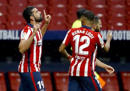Diego Costa celebra el tercer gol del Atlético contra el Elche, durante el partido correspondiente a la jornada 14 de la Liga de Primera División. / Ballesteros (EFE)