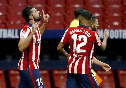 Diego Costa celebra el tercer gol del Atlético contra el Elche, durante el partido correspondiente a la jornada 14 de la Liga de Primera División. / Ballesteros (EFE)