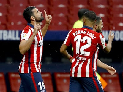 Diego Costa celebra el tercer gol del Atlético contra el Elche, durante el partido correspondiente a la jornada 14 de la Liga de Primera División. / Ballesteros (EFE)