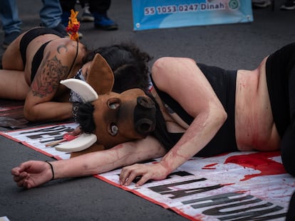 Cientos de personas marcharon contra la tauromaquia en la Monumental Plaza de Toros México el 28 de enero de 2024