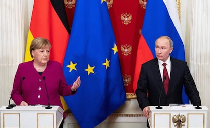 Angela Merkel y Vladímir Putin, en una rueda de prensa en Moscú, este sábado.