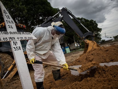 Trabajadores entierran a una persona fallecida por covid-19 en un cementerio público de Manaos (Brasil), a finales de enero.