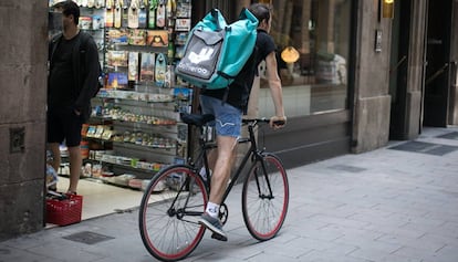 Un repartidor de Deliveroo a Barcelona aquest dilluns.