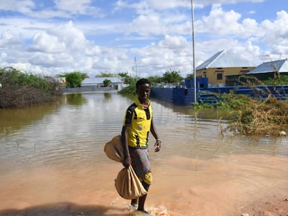 Un chico camina por una zona residencial inundada en Belet Weyne, en Somalia, el 30 de abril de 2018.