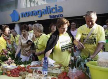 Afectados por las participaciones preferentes han instalado durante quince minutos un mercado de trueque en el recibidor de la sede central de Novagalicia Banco en Vigo.