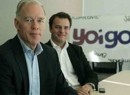 Anders Igel, presidente de TeliaSonera y, en segundo término, Johan Andsjo, consejero delegado de Yoigo.