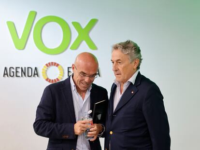El cabeza de lista de Vox a las elecciones europeas,  Jorge Buxadé, a la izquierda, junto al también eurodiputado Hermann Tertsch, este lunes en la sede del partido ultra.